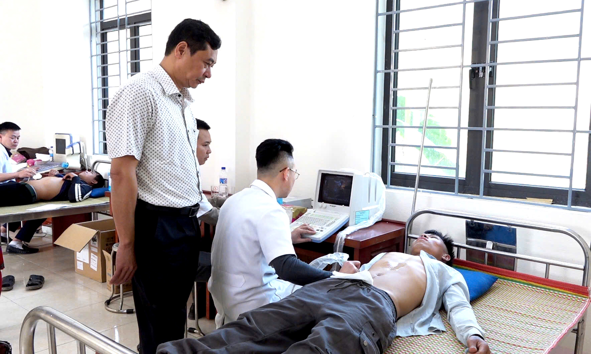 Nhân dân xã Thắng Mố được khám, tư vấn sức khỏe miễn phí.
