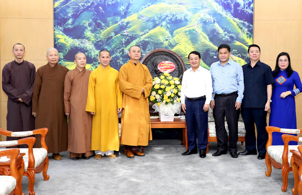 Most Venerable Thich Nguyen Toan, member of the Vietnam Buddhist Sangha (VBS)s Executive Council, Head of the Executive Committee of the Vietnam Buddhist Sangha in Ha Giang Province, presented flowers to the Ha Giang Provincial Party Committee on the occasion of New Year 2025.