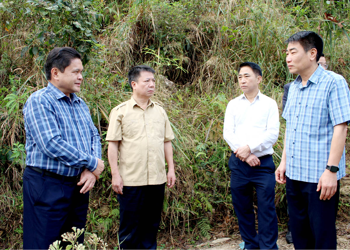 Đồng chí Vàng Seo Cón kiểm tra, khảo sát vị trí xây dựng cầu treo tại thôn Nà Hu, xã Tụ Nhân.