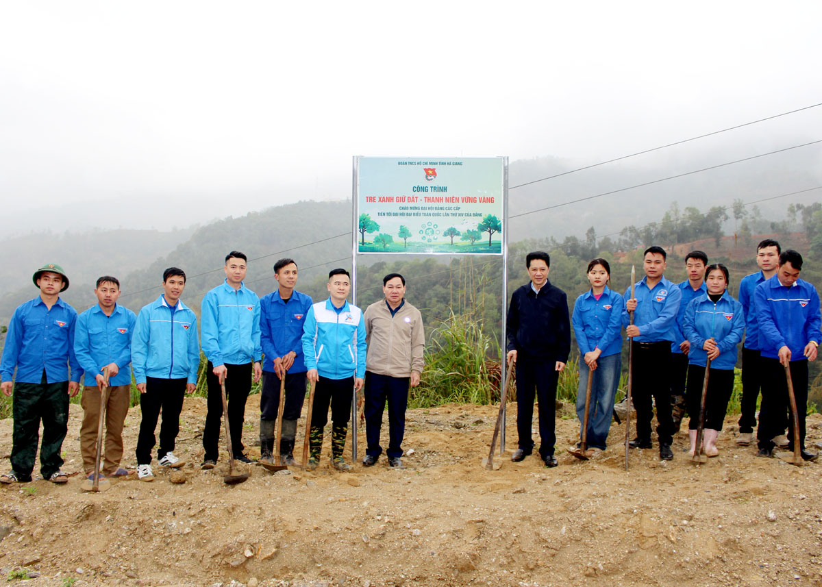 Các đại biểu trồng và gắn biển công trình Tre xanh giữ đất – Thanh niên vững vàng.
