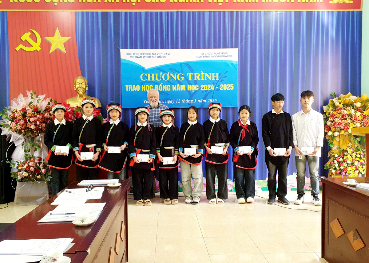 Đại diện Tổ chức Platypus trao học bổng cho các em học sinh ở Yên Minh
