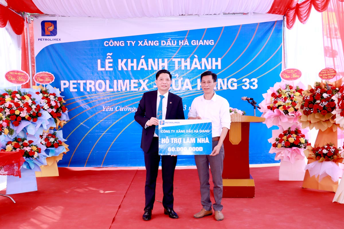 Lãnh đạo Công ty Xăng dầu Hà Giang trao 60 triệu đồng cho xã Yên Cường để hỗ trợ thực hiện chương trình xóa nhà tạm.