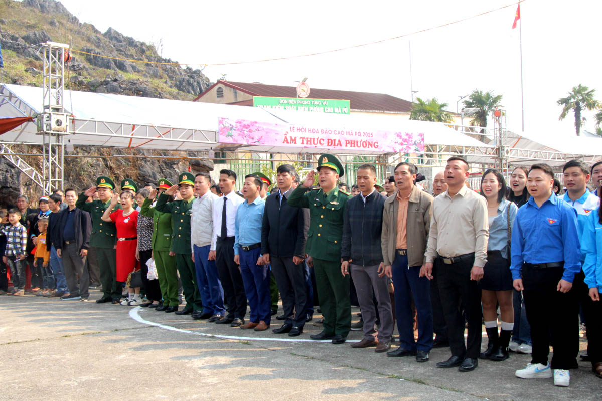 Lễ chào cờ trang nghiêm tại mốc biên giới với sự tham gia của cán bộ, chiến sĩ bộ đội biên phòng, đoàn viên thanh niên và người dân địa phương. Buổi lễ diễn ra trong khuôn khổ Lễ hội Hoa Đào Cao Mã Pờ 2025, thể hiện tinh thần yêu nước, đoàn kết và ý thức bảo vệ chủ quyền biên giới quốc gia.