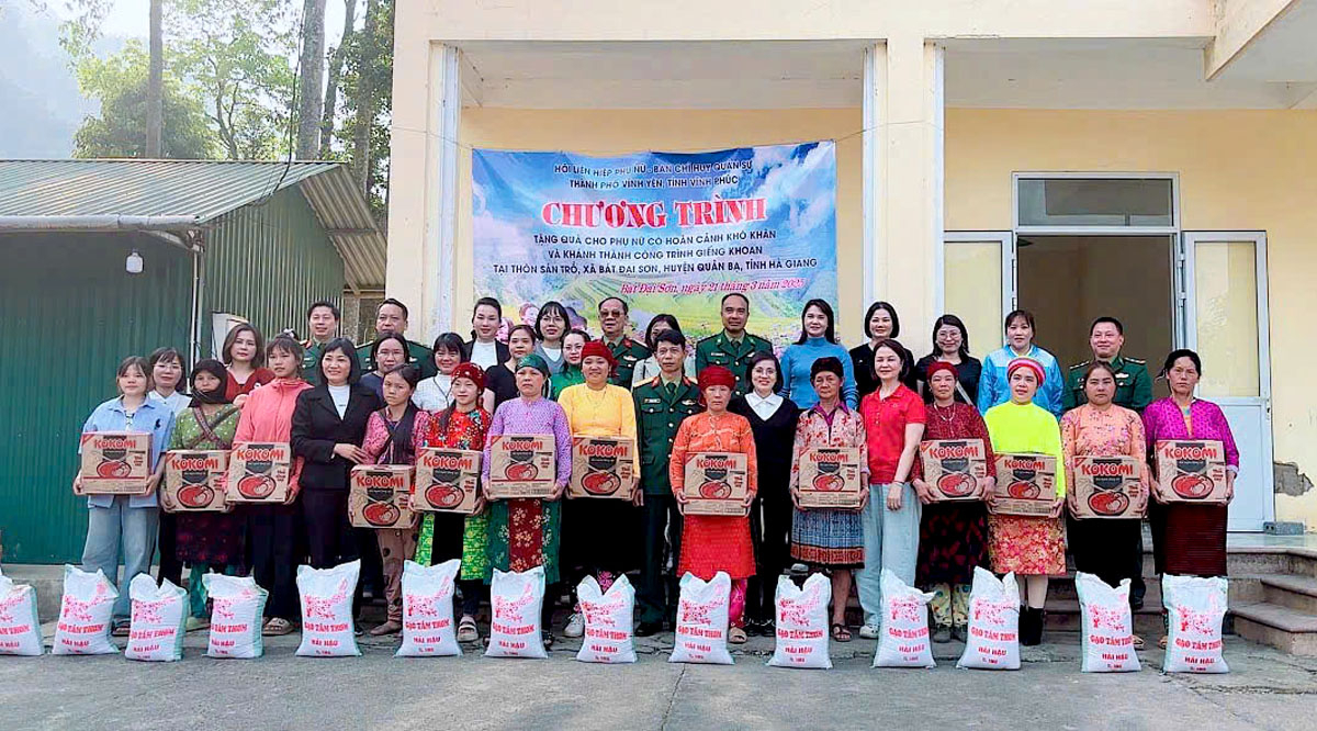 Tặng quà cho hội viên phụ nữ có hoàn cảnh khó khăn