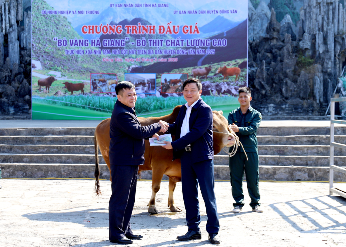 Đại diện đơn vị đấu giá trao tiền hỗ trợ cho lãnh đạo Sở Nông nghiệp và Môi trường
