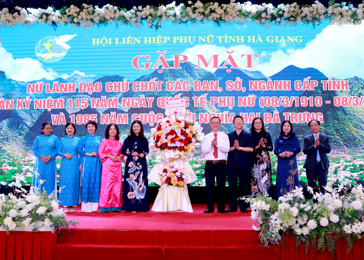 Standing Deputy Secretary of the Provincial Party Committee and Chairman of the Provincial Peoples Council Thao Hong Son and other leaders present flowers to congratulate the Provincial Womens Union and key female leaders of the province on International Womens Day.