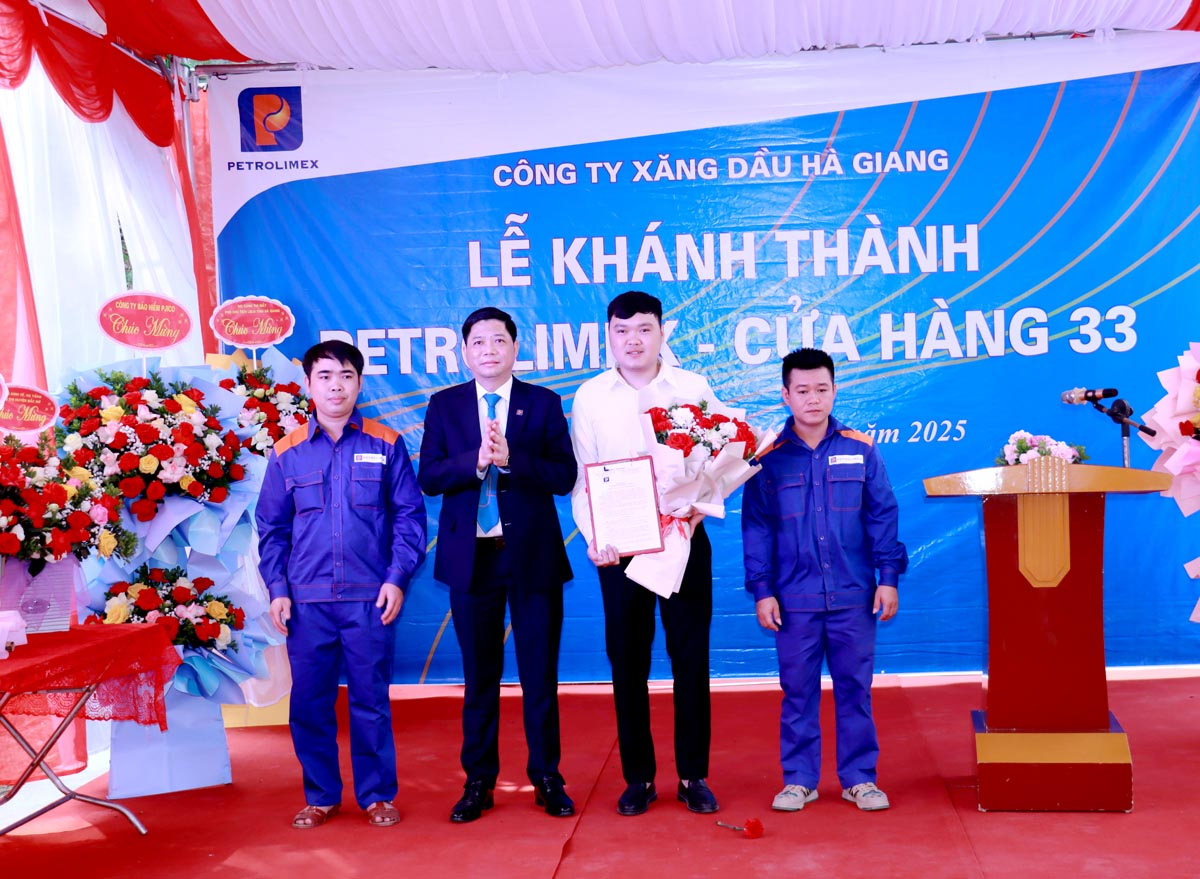 Lãnh đạo Công ty Xăng dầu Hà Giang trao Quyết định thành lập Cửa hàng Xăng dầu 33.