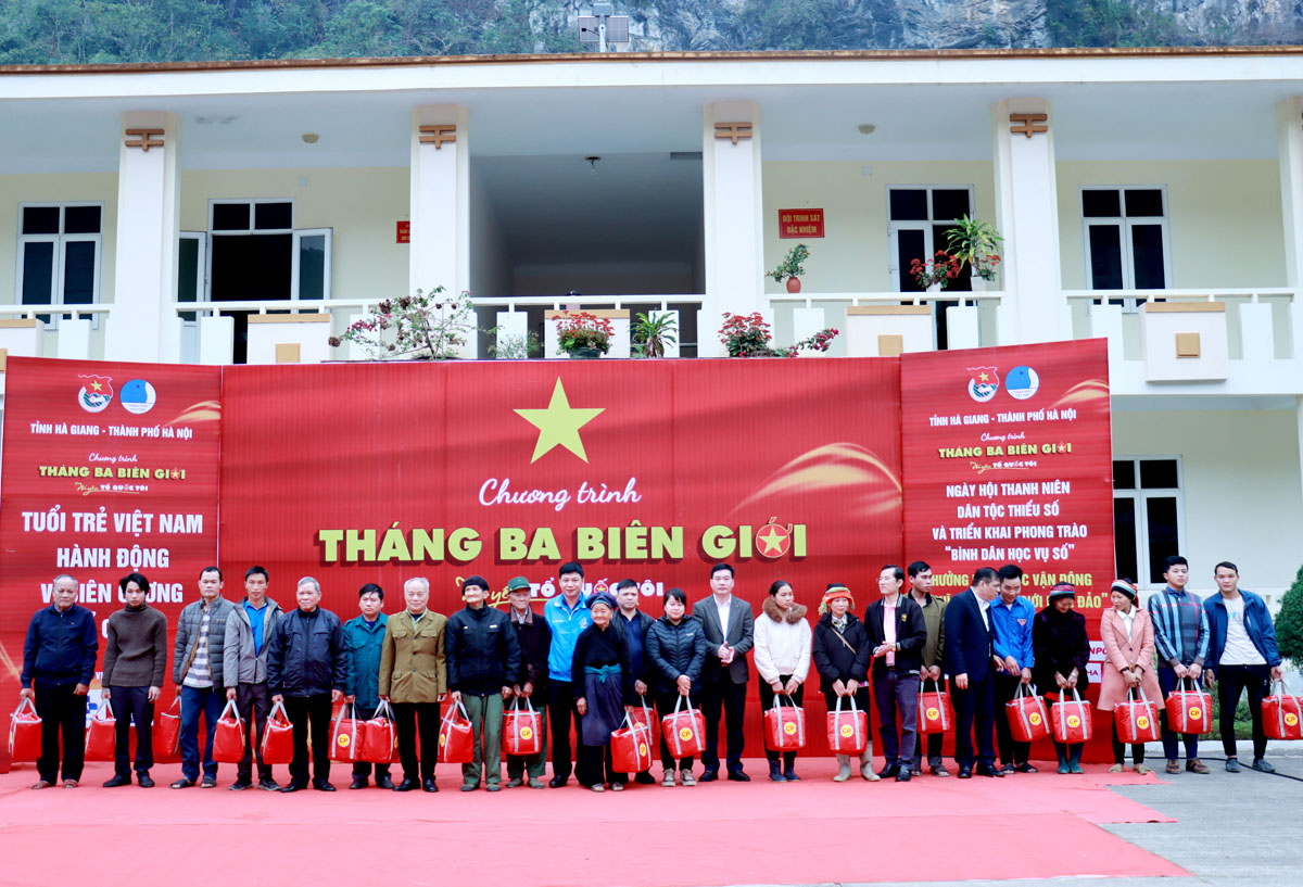 Các đơn vị tặng quà gia đình chính sách xã Thanh Thủy.
