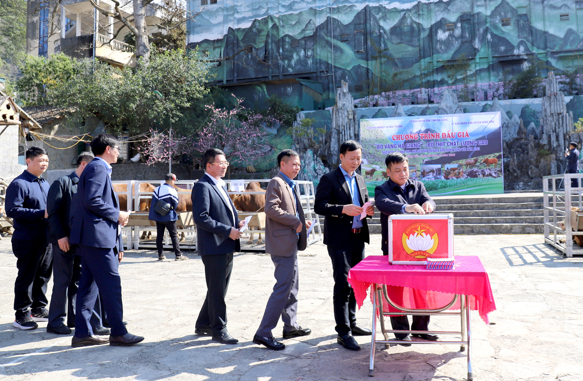 Các đồng chí lãnh đạo và người dân, du khách tham gia ủng hộ quỹ xóa nhà tạm, nhà dột nát do Ủy ban MTTQ huyện phát động