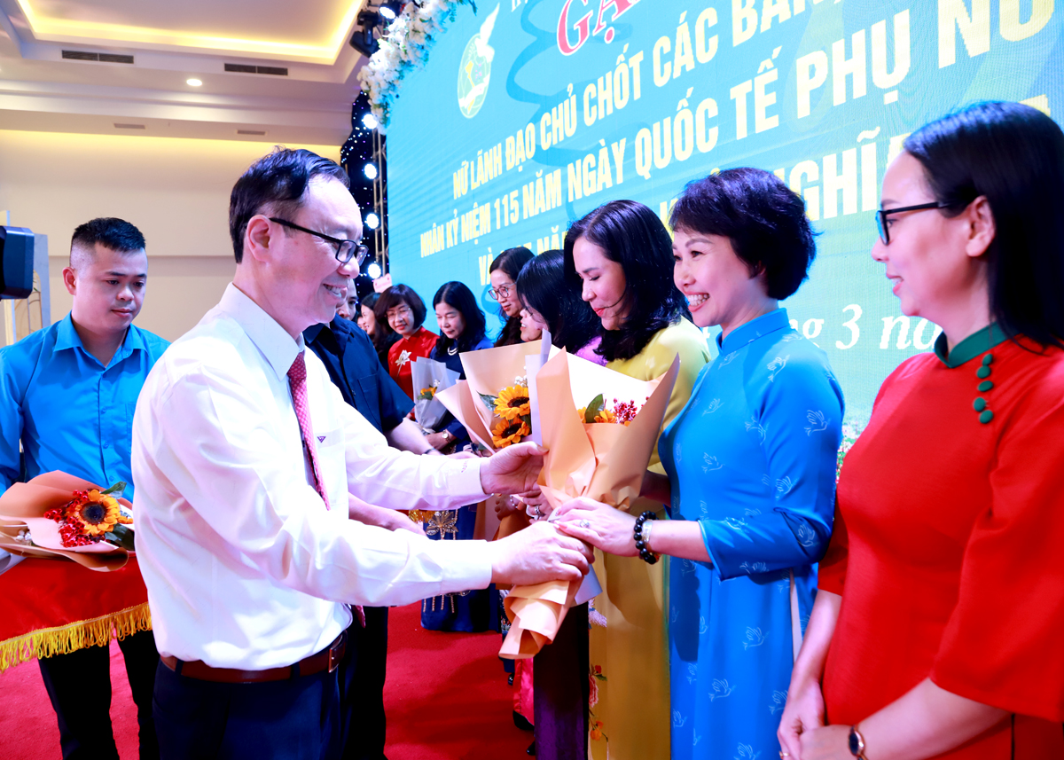 Standing Deputy Secretary of the Provincial Party Committee and Chairman of the Provincial Peoples Council Thao Hong Son presents flowers to congratulate key female leaders of the province