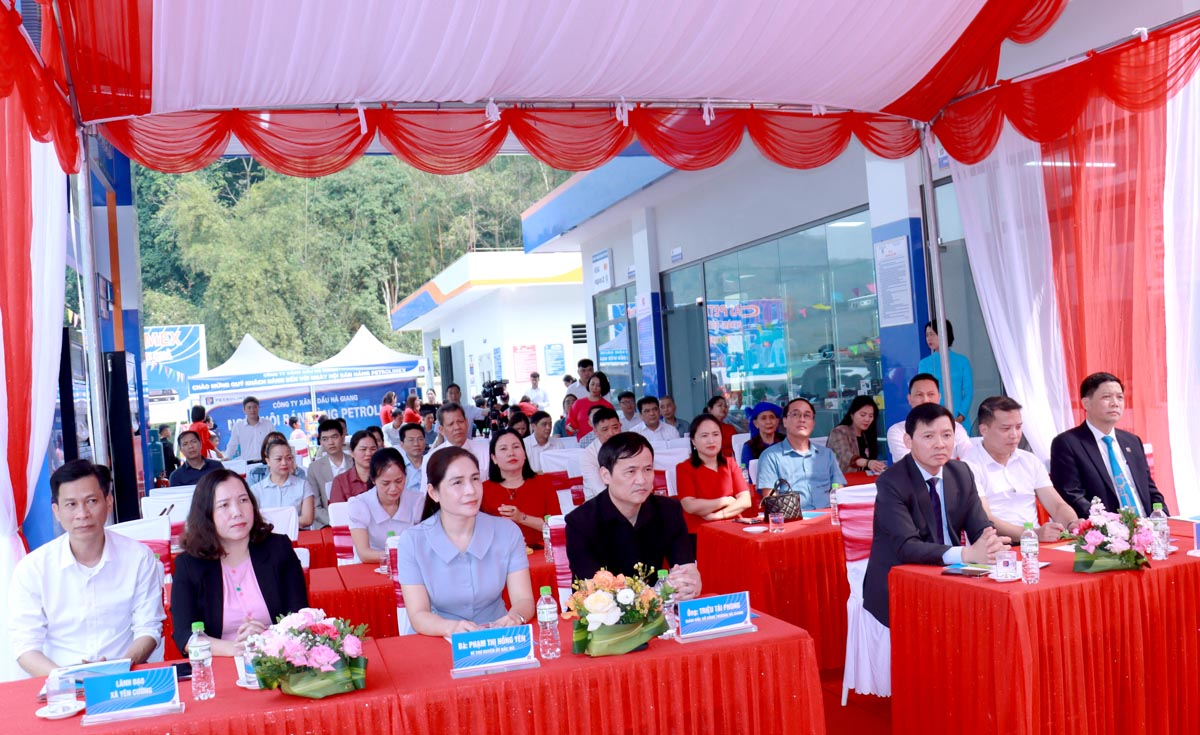 Các đại biểu dự buổi khai trương. 
