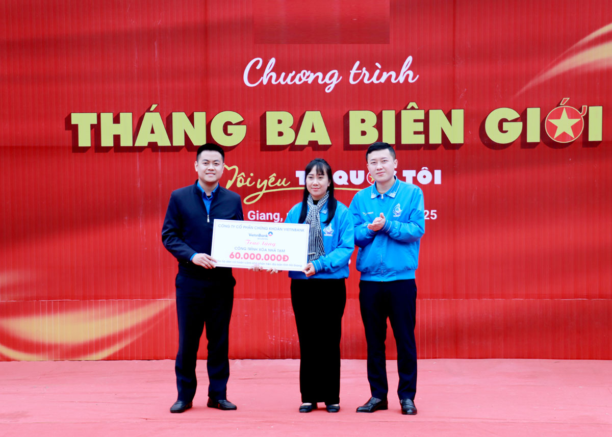 Lãnh đạo Tỉnh đoàn tiếp nhận nguồn kinh phí để thực hiện chương trình xóa nhà tạm, dột nát trên địa bàn tỉnh.