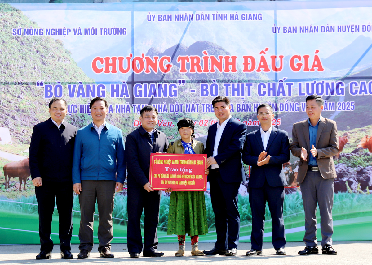 Lãnh đạo Sở Nông nghiệp và Môi trường và huyện Đồng Văn trao bảng hỗ trợ xóa nhà tạm cho đại diện hộ nghèo trên địa bàn huyện