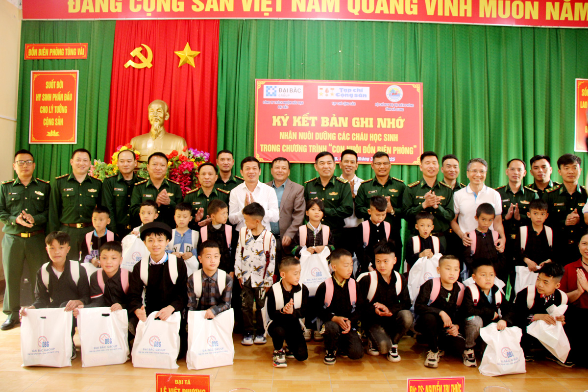 Nhà tài trợ tặng quà cho Đồn Biên phòng Tùng Vài và các em học sinh
