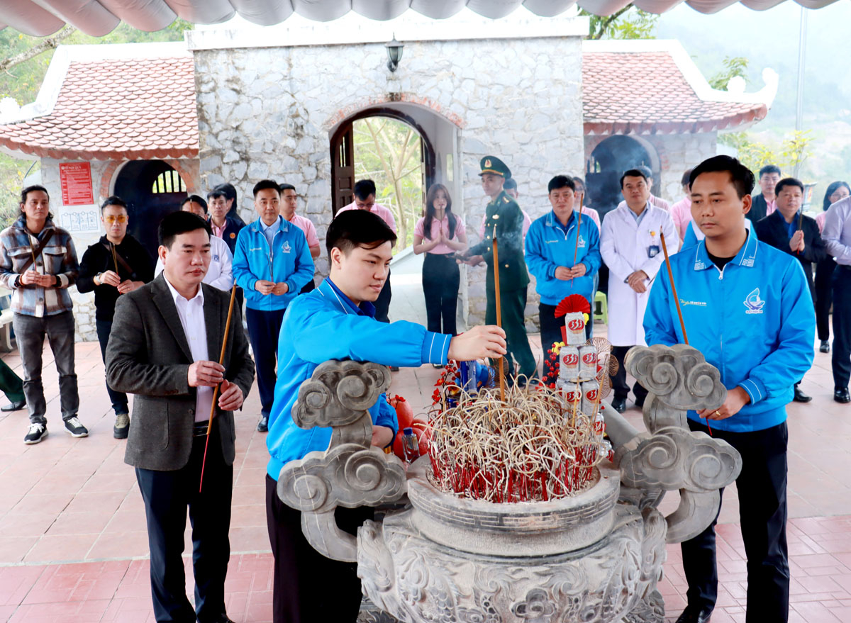 Các đại biểu dâng hương tưởng nhớ các Anh hùng liệt sỹ.