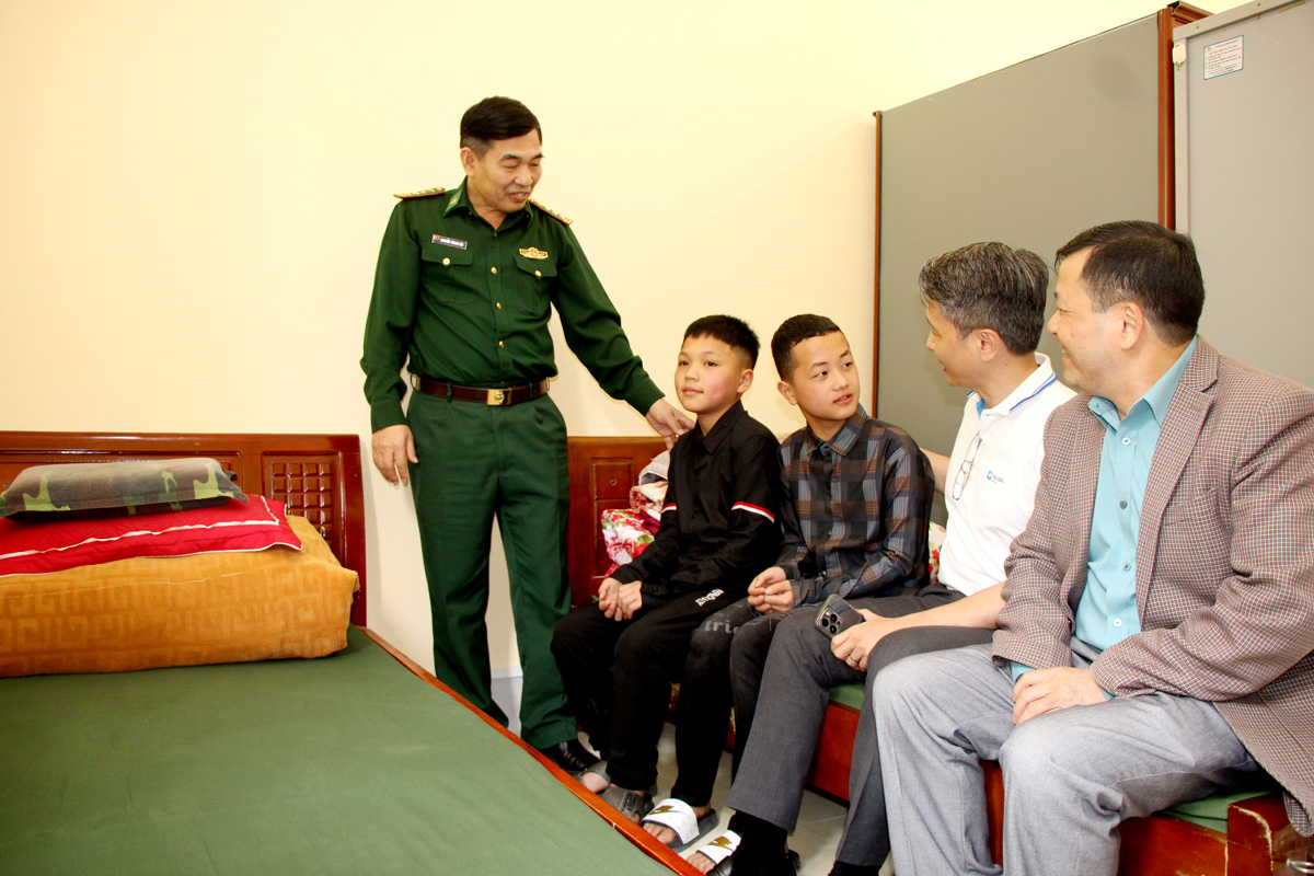 Các đại biểu thăm nơi ở, sinh hoạt của học sinh trong chương trình “Con nuôi Đồn Biên phòng” tại Đồn Biên phòng Tùng Vài.