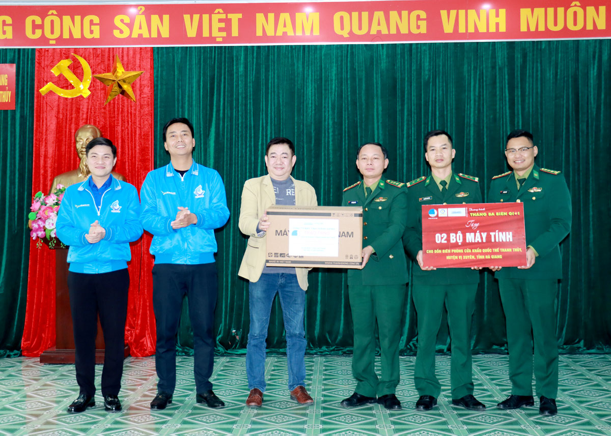 Các đơn vị tặng quà Đồn Biên phòng Cửa khẩu Quốc tế Thanh Thủy.