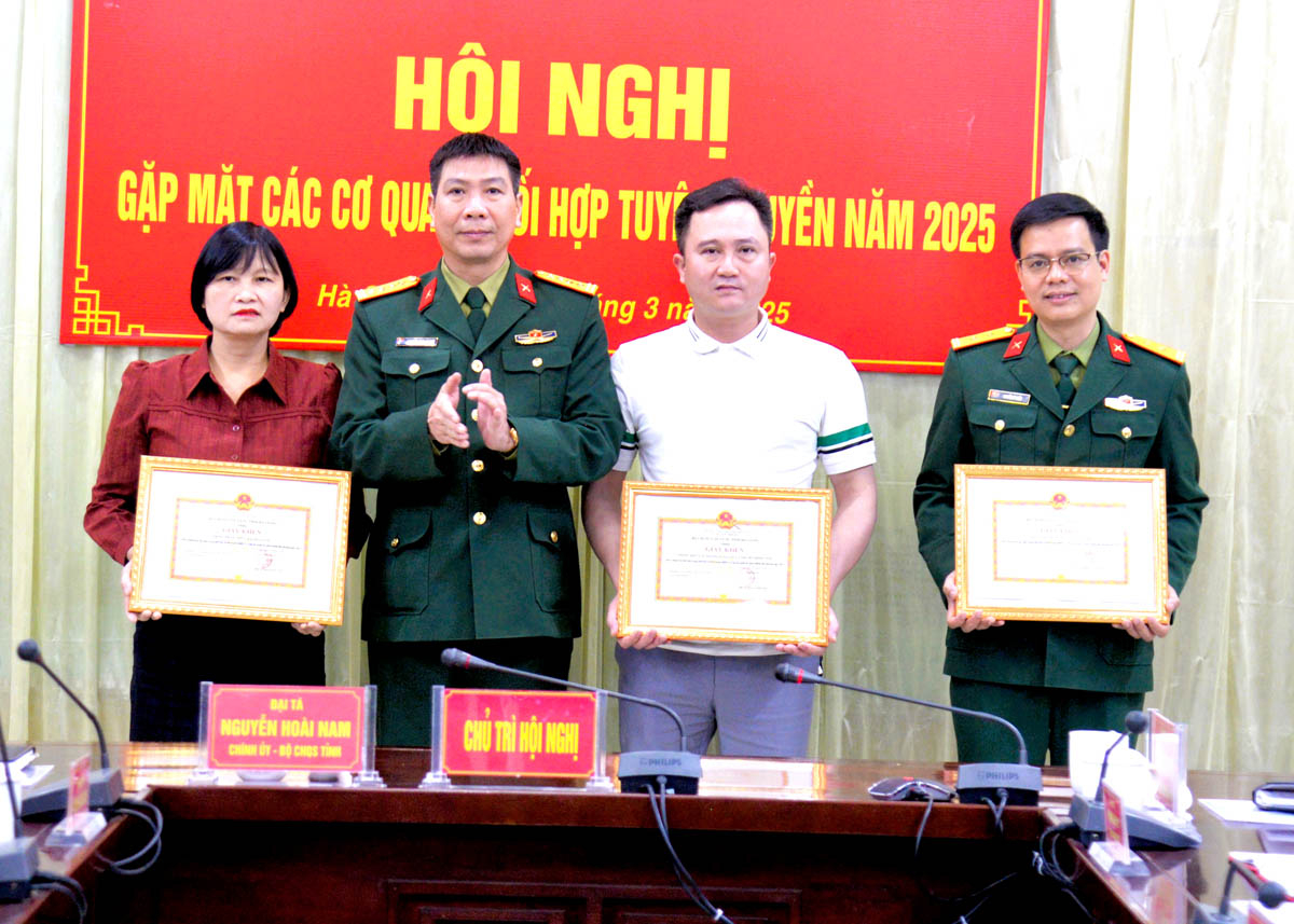Bộ CHQS tỉnh tặng Giấy khen cho các tập thể có thành tích xuất sắc trong công tác tuyên truyền năm 2024.