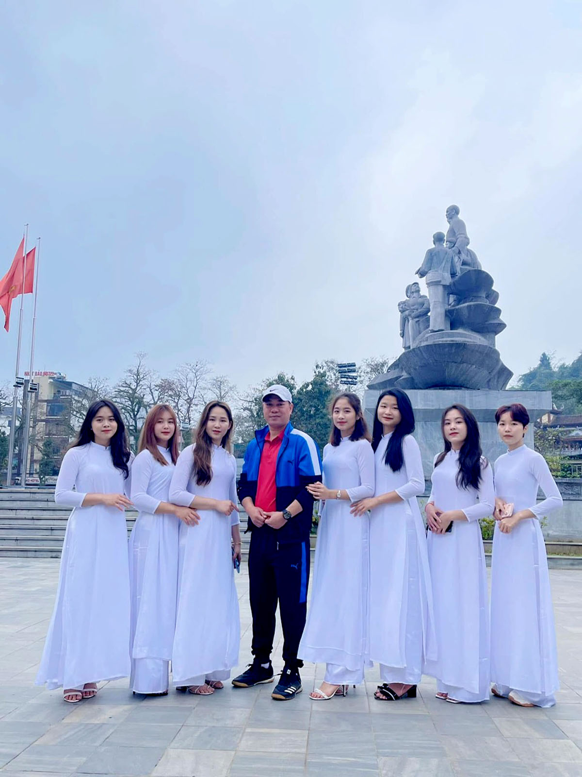 Ngoài giờ tập luyện ướt đẫm mồ hôi, vẫn có khoảnh khắc đầy duyên dáng và nữ tính của các nữ VĐV - những bông hồng thể thao Hà Giang.