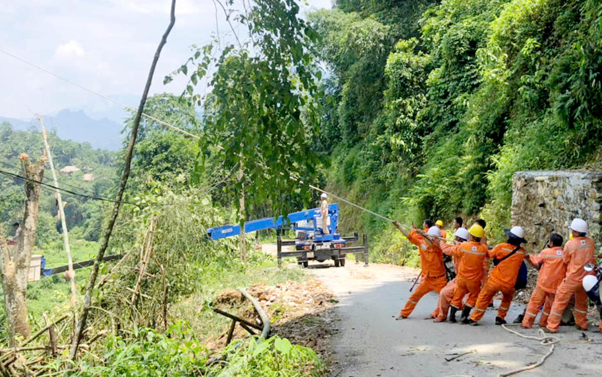 Công nhân Điện lực thành phố Hà Giang dọn dẹp hành lang an toàn lưới điện tại thôn Khuổi My, xã Phương Độ.