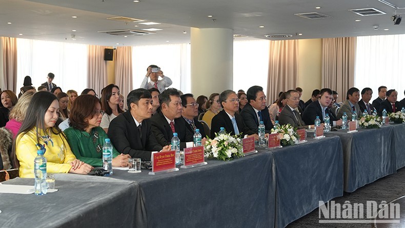 Delegates watch a video clip about Khanh Hoa tourism.