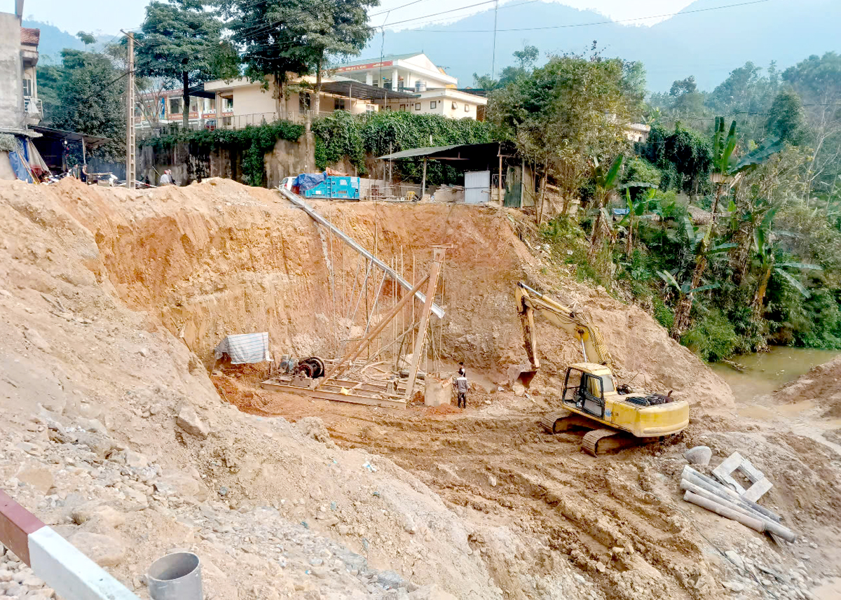 Na Dat Bridge in Tan Nam Commune (Quang Binh) is under construction.