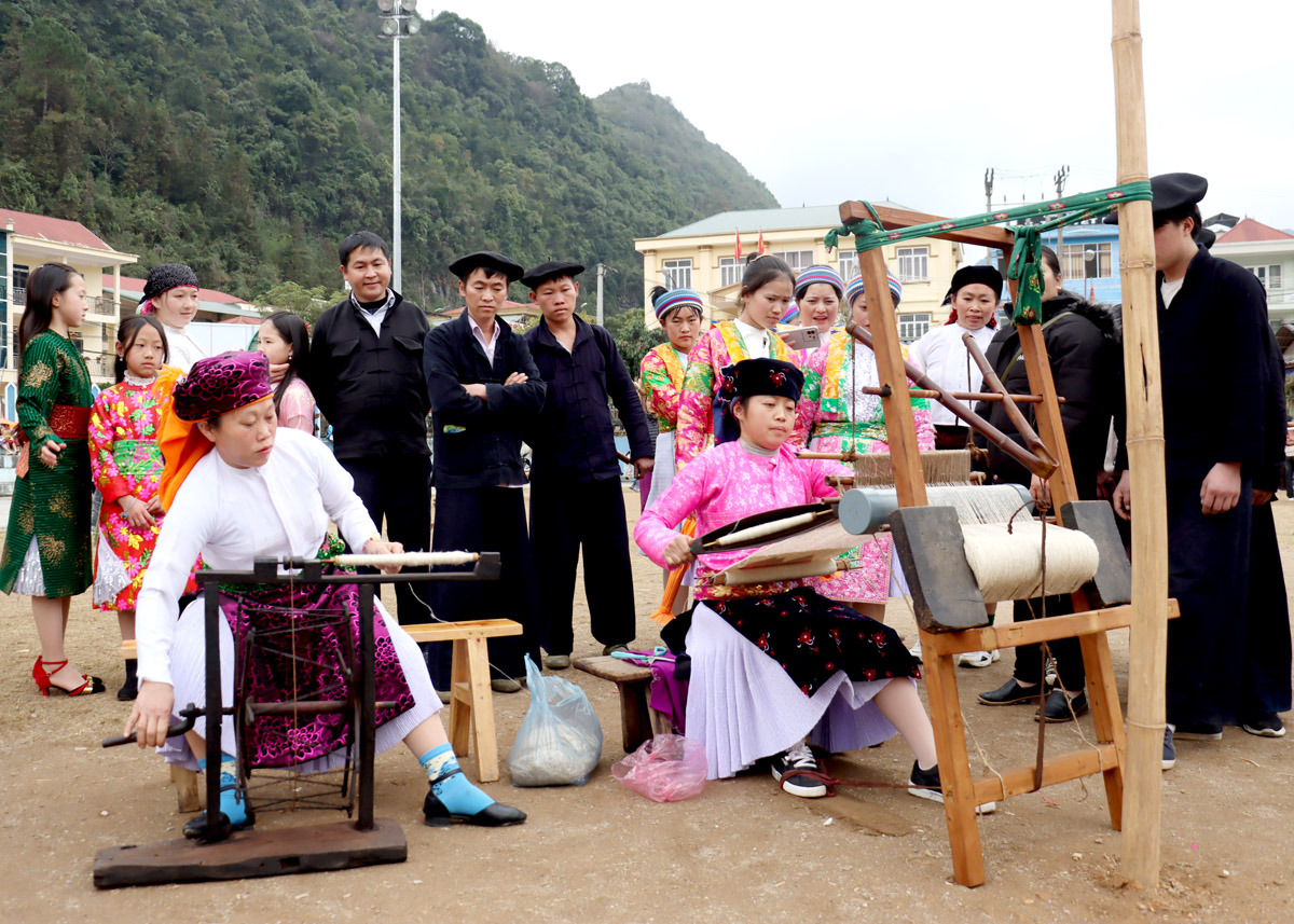 Mong ethnic people in Meo Vac District preserve their traditional weaving craft.