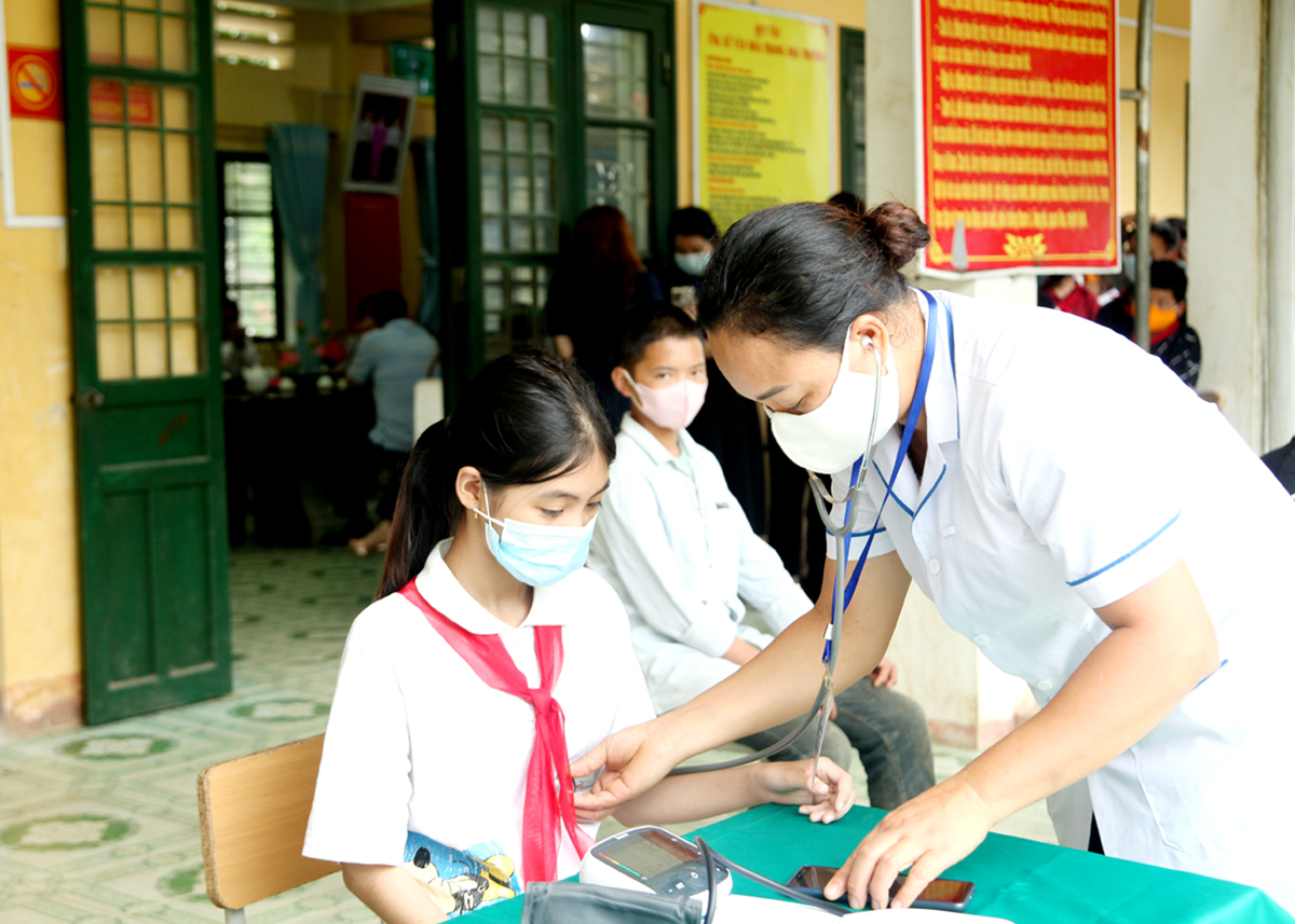 Học sinh Trường PTDT bán trú THCS xã Hữu Vinh (Yên Minh) được khám sức khỏe định kỳ.
