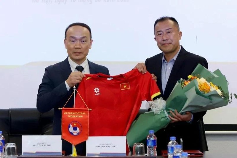 Okiyama Masahiko (R) has been appointed as the new head coach of Vietnams U17 and U20 womens football teams.