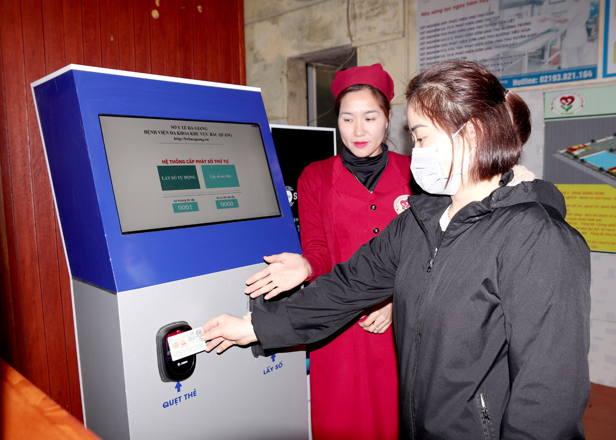 Bac Quang Regional General Hospital implements chip-based citizen ID cards for queue number registration.