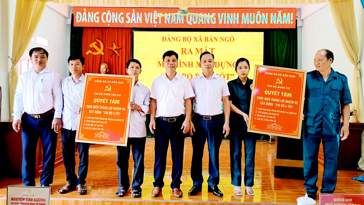 Đảng bộ xã Bản Ngò thể hiện quyết tâm xây dựng “Chi bộ bốn tốt”.