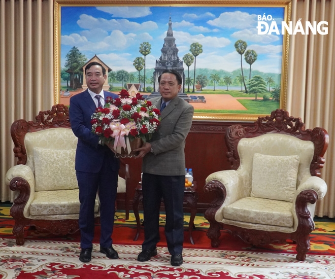 Da Nang delegation presented Savannakhet province VND500 million. (Photo: baodanang.vn)
