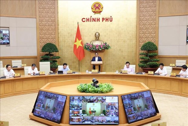 PM Pham Minh Chinh (centre) chairs the Government’s regular meeting and a teleconference with the 63 provinces and centrally-run cities on April 3. (Photo: VNA)