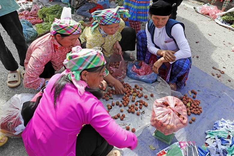 Giay ethnic people go to the market. 