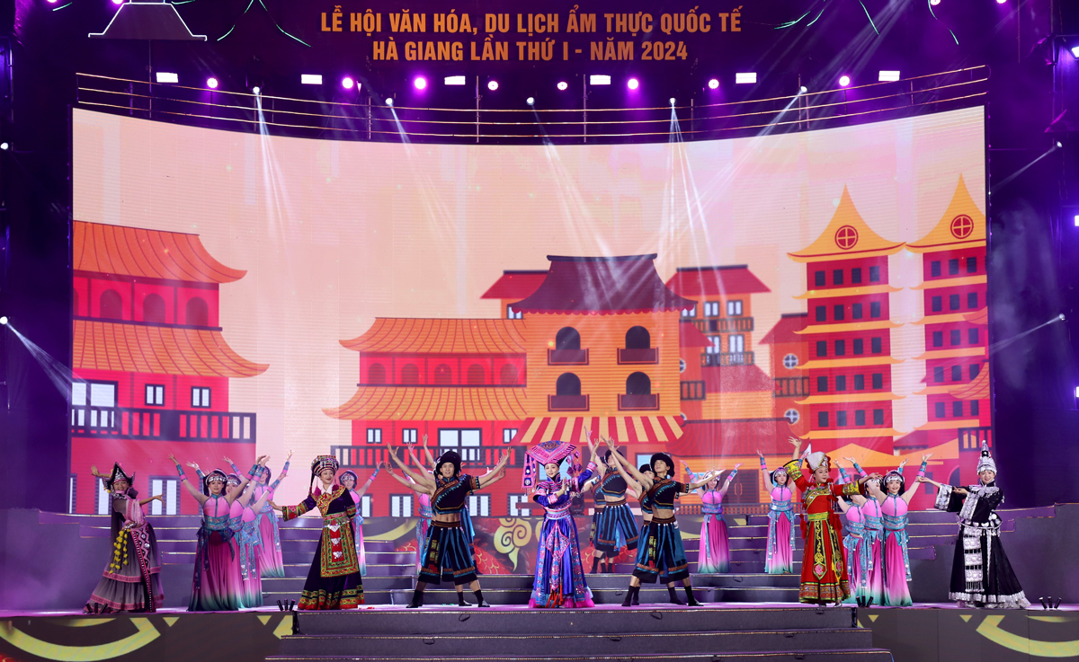Chau Van Son Art Troupe (China) brings a special performance.