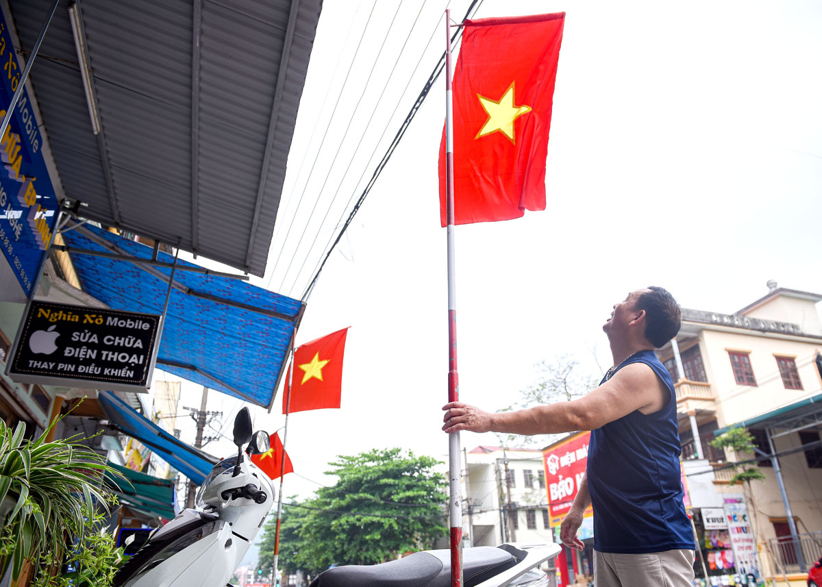 Bác Lê Văn Bảy, Tổ trưởng tổ 21, phường Minh Khai cho biết: Bác bắt đầu triển khai treo cờ cho mọi người trong tổ từ ngày 27.4, việc treo cờ vào mỗi dịp lễ lớn của đất nước là một nét đẹp, niềm tự hào dân tộc của người Việt.