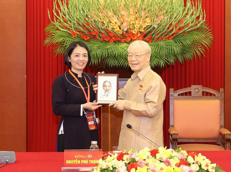 Party General Secretary Nguyen Phu Trong presents a portrait of Uncle Ho to Le Thi Lan Phuong, Principal of the Provincial Boarding School for Ethnic Minorities. (Photo: baocaobang.vn)