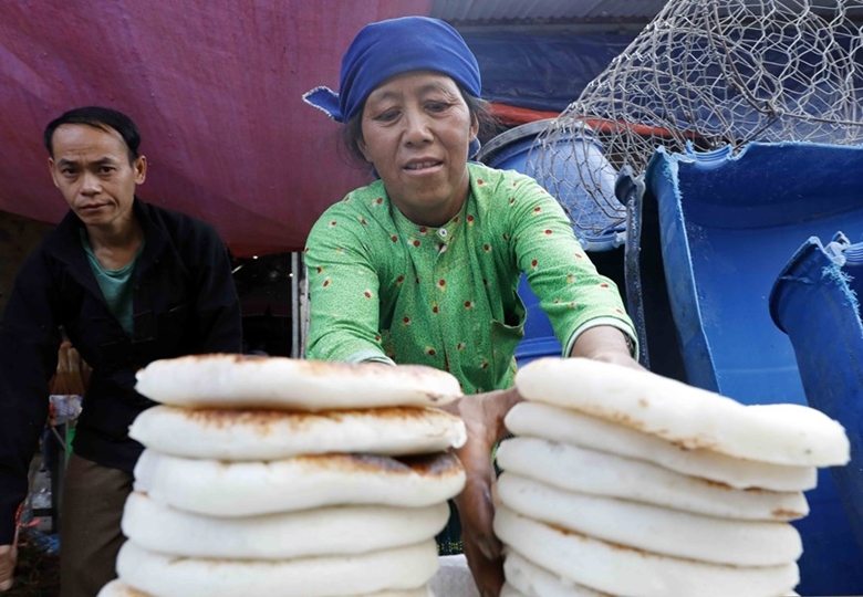 Rice cakes of the HMong people are sold at Meo Vac market. 