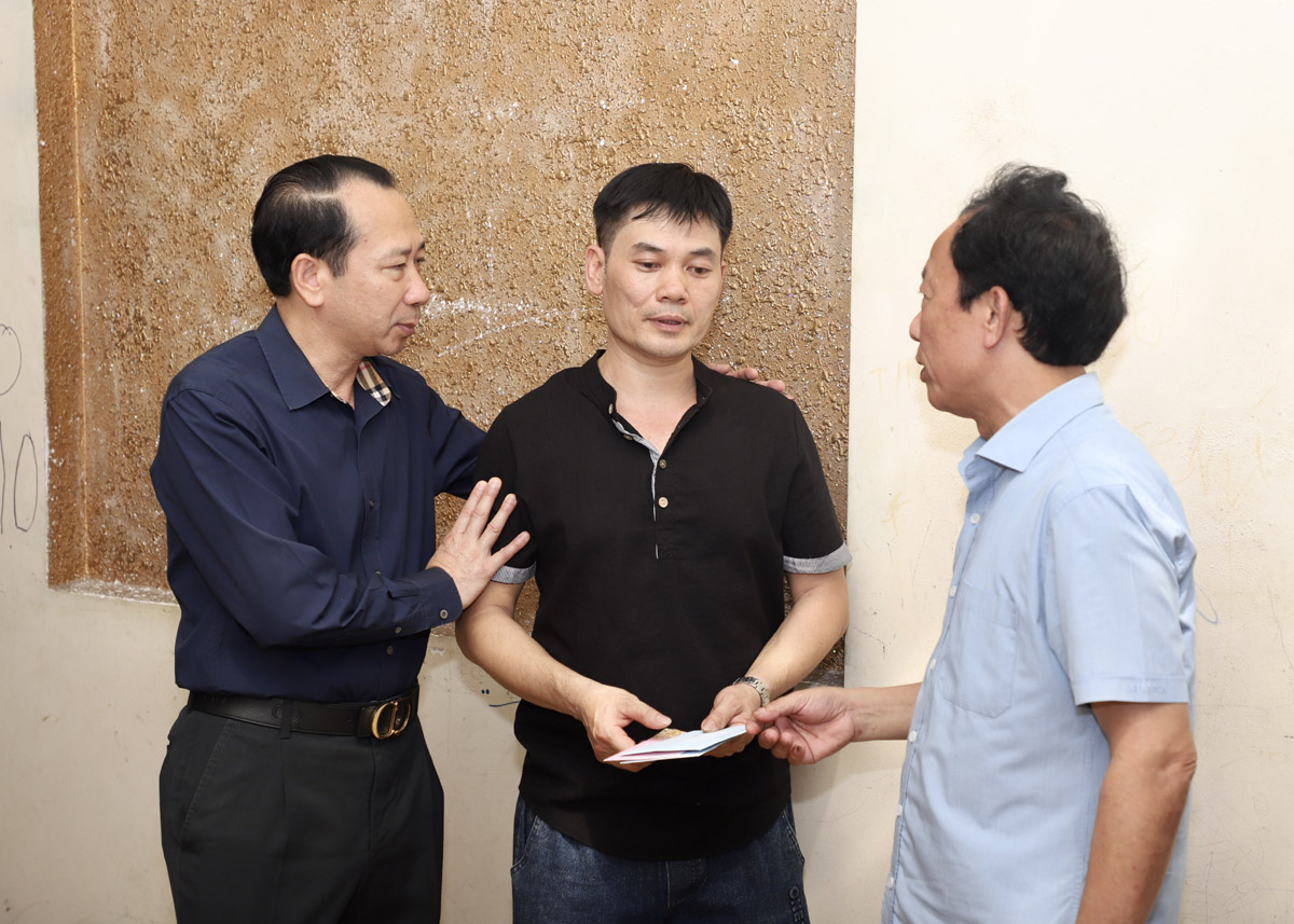 Phó Chủ tịch UBND tỉnh Trần Đức Quý cùng lãnh đạo Sở Nông nghiệp và PTNT động viên gia đình đồng chí Trương Thị Lan