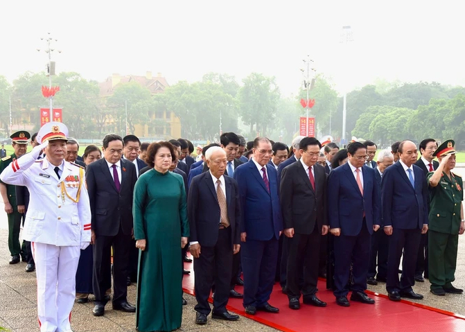 Leaders and former leaders of the Party, State, Government, National Assembly, and Vietnam Fatherland Front pay tribute to President Ho Chi Minh at his mausoleum. (Photo: NDO)