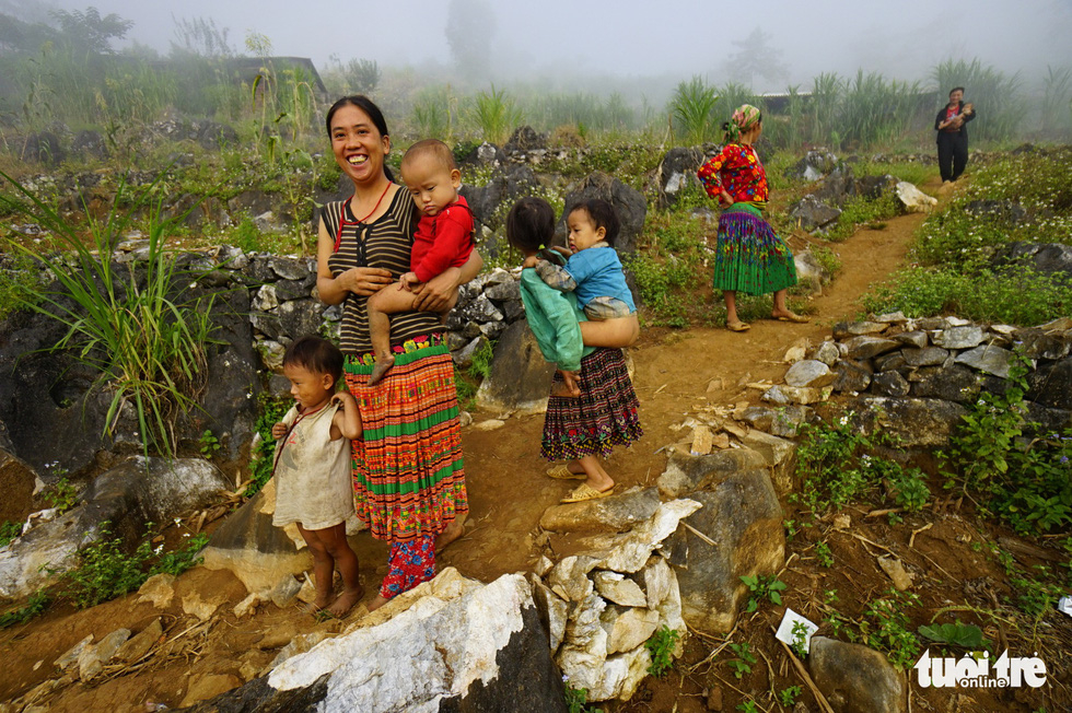 Women babysit their children in a small town in Dong Van Karst Plateau, Dong Van District, Ha Giang Province, Vietnam. Photo: Quang Dinh / Tuoi Tre