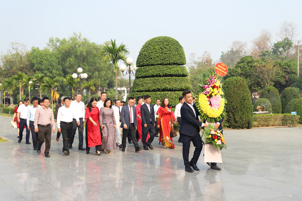 Đoàn đại biểu dâng hoa tưởng niệm các Anh hùng liệt sỹ tại Nghĩa trang liệt sỹ quốc gia A1 thành phố Điện Biên Phủ