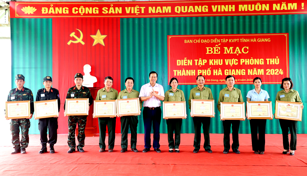 Chủ tịch UBND tỉnh Nguyễn Văn Sơn tặng Bằng khen cho các cá nhân.