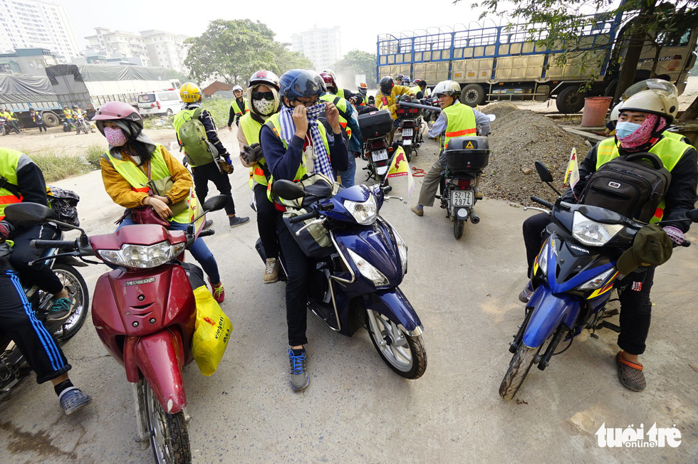 A group of youth rest during their trip from Hanoi to Ha Giang. Photo: Quang Dinh / Tuoi Tre