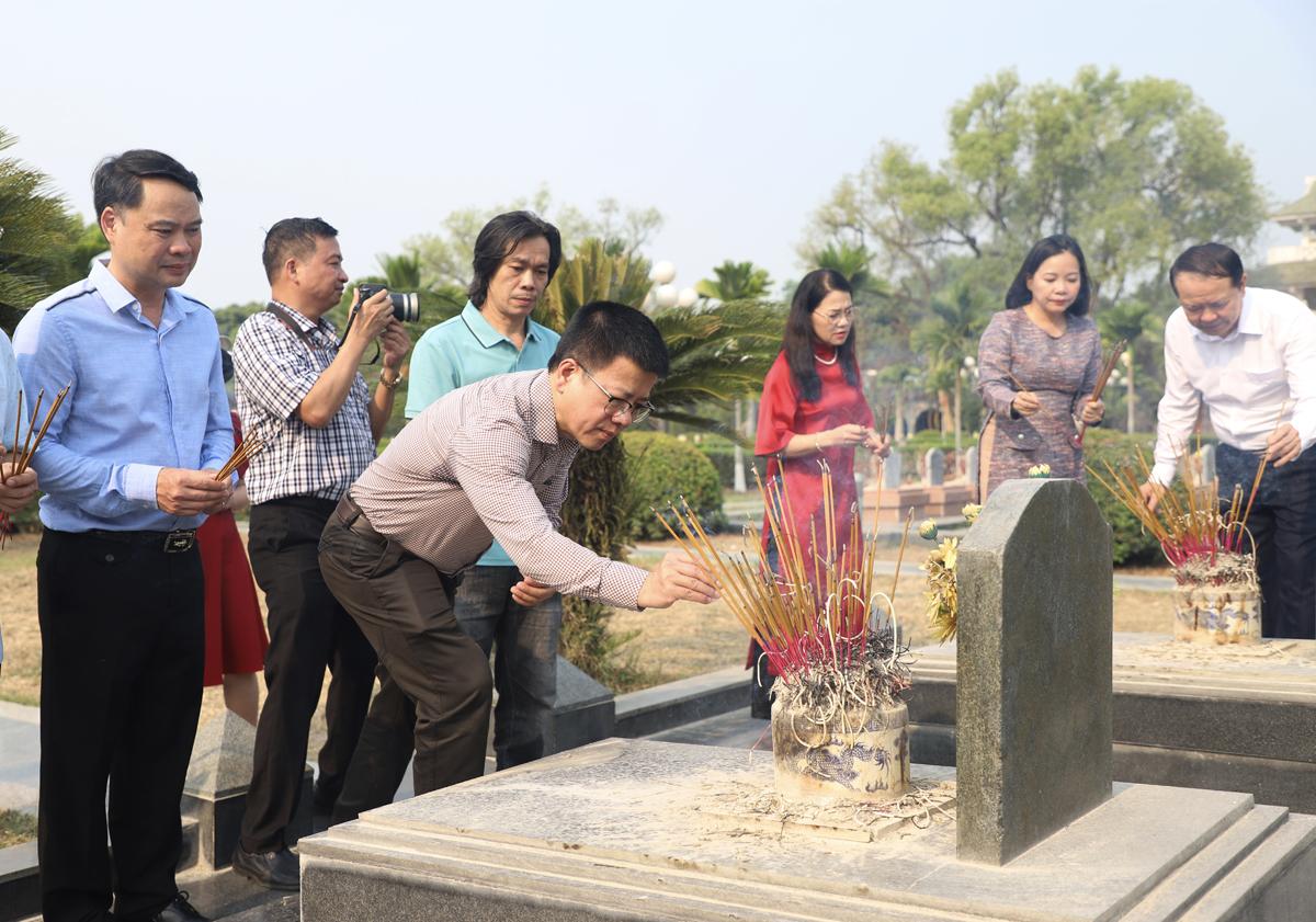 Tổng Biên tập Báo Hà Giang Nguyễn Trung Thu cùng các đại biểu dâng hương các phần mộ liệt sỹ
