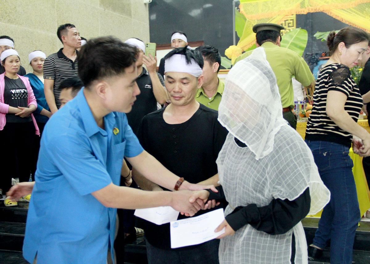 Phó Chủ tịch Thường trực Liên đoàn Lao động tỉnh Lê Hùng Mạnh thăm hỏi, trao quà của Liên đoàn Lao động tỉnh cho gia đình 2 đồng chí cán bộ kiểm lâm hy sinh.