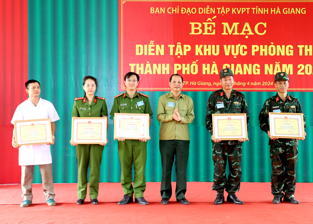 Chủ tịch UBND thành phố Hà Giang Nguyễn Danh Hùng tặng Giấy khen cho các cá nhân.