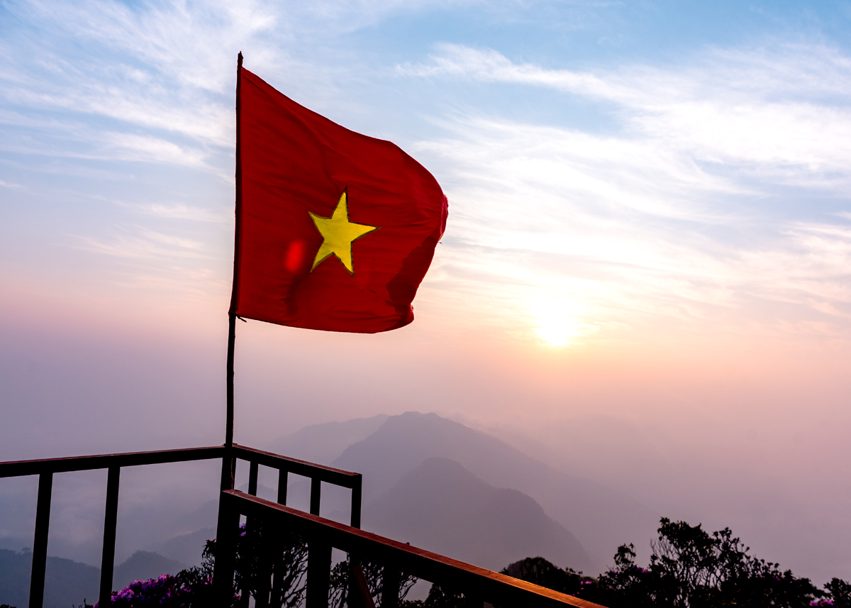 The dawn on Tay Con Linh peak.