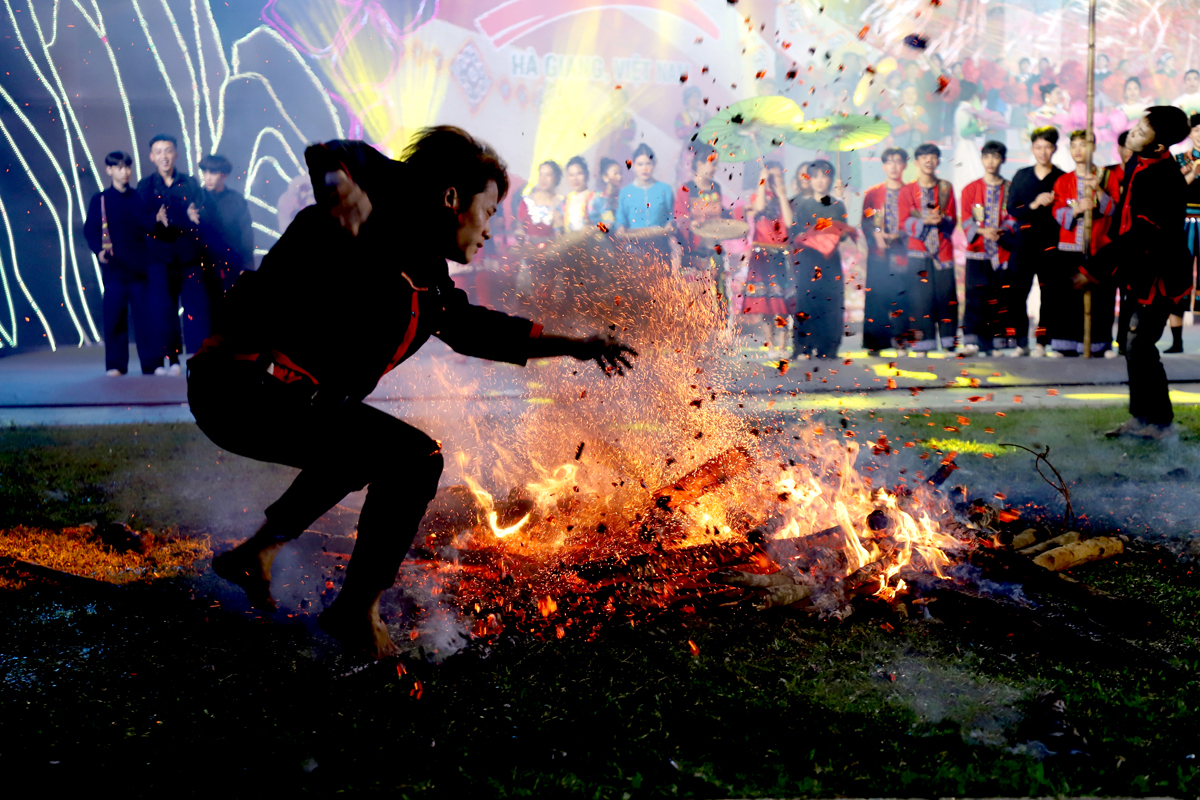 Mysterious fire dancing performance of the Dao and Pa Then ethnic groups.