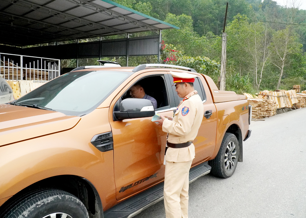 Đội CSGT Công an huyện Bắc Quang tuần tra, kiểm soát phương tiện lưu thông